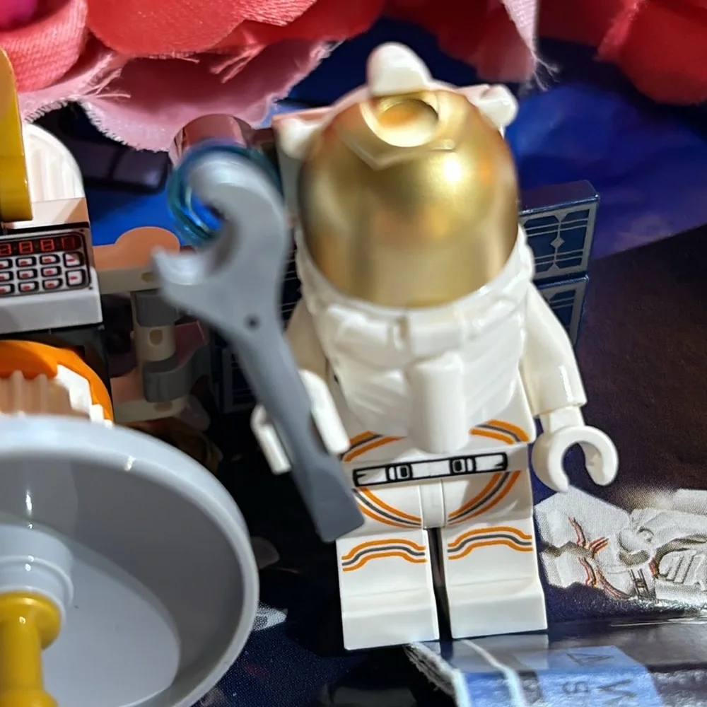 Lego City 30364 Astronaut gold face shield LEGO CITY: Space Satellite Minifig